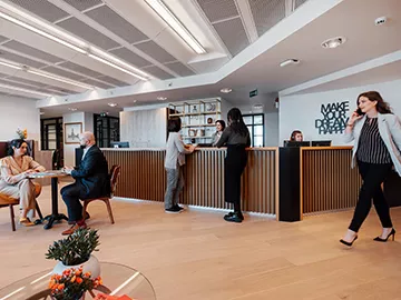 Hot Desk and reception at Servcorp Schuman, European Quarter